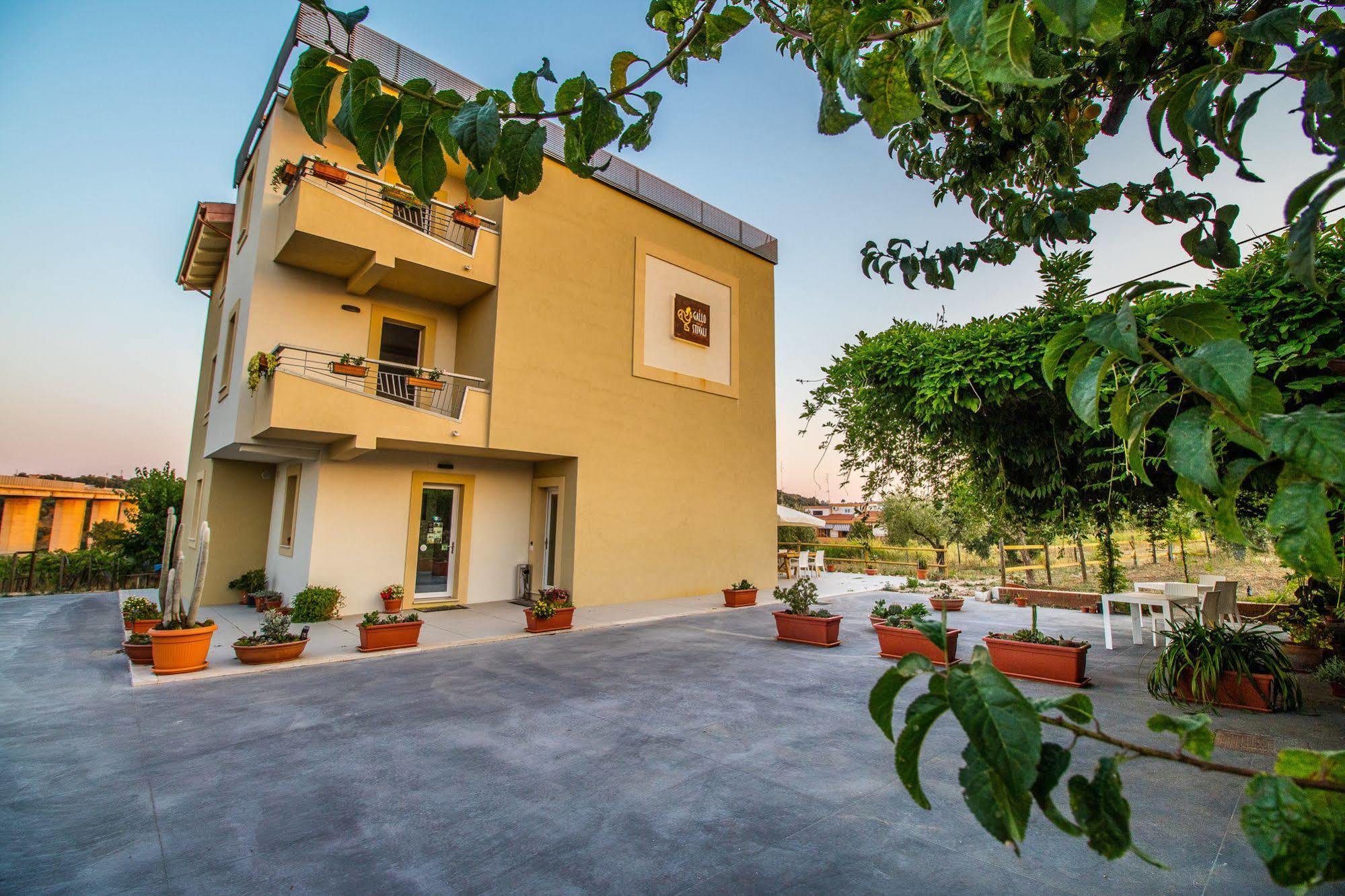 Il Gallo Con Gli Stivali Termoli Exterior foto